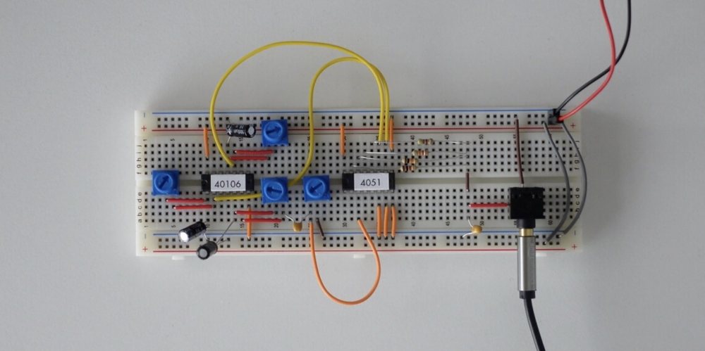 A Glitch'n drum circuit on a breadboard, with 40106 and 4051 chips